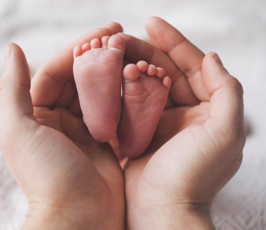 La última y novedosa decisión del tribunal europeo de derechos humanos sobre la maternidad subrogada Pies de bebe sobre unas manos