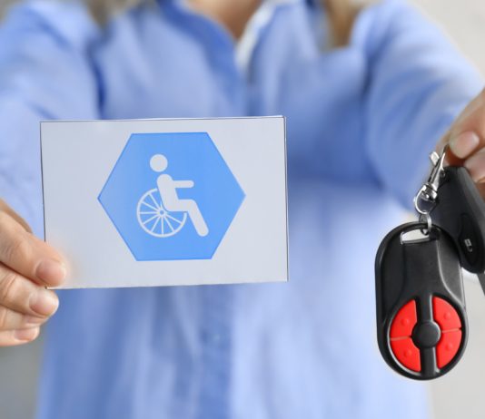 Las tarjetas de aparcamiento para personas con movilidad reducida y el delito de falsedad documental