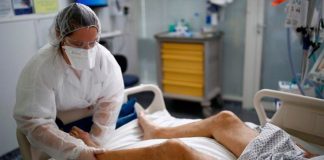 Europa «debe apretar los dientes» por el COVID-19 mientras se desvanece euforia por vacuna Tratando a un paciente en UCI