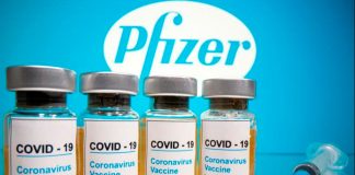 Antonio Benítez Ostos, de administrativando: “El Estado podría incurrir en responsabilidad patrimonial por el retraso en la vacunación” Vials with a sticker reading, "COVID-19 / Coronavirus vaccine / Injection only" and a medical syringe are seen in front of a displayed Pfizer logo in this illustration taken October 31, 2020. REUTERS/Dado Ruvic/Illustration