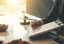 La víctima que es acusación particular no recupera el derecho a la dispensa de declarar si renuncia a esa posición procesal