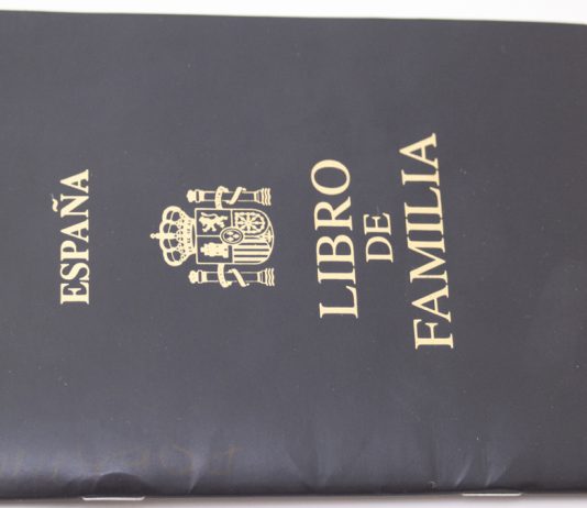 El TC estima el amparo de una mujer al no motivar el Supremo el interés superior del menor en un caso de cambio en el orden de sus apellidos