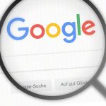 Bruselas impone a Google abrir Android a servicios rivales de IA y compartir datos con motores de búsqueda Lupa sobre palabra Google