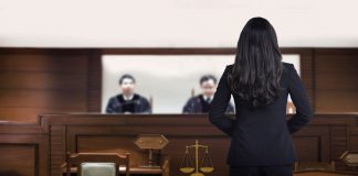 La teoría del caso: cómo preparar nuestra línea de defensa Sala de un juicio