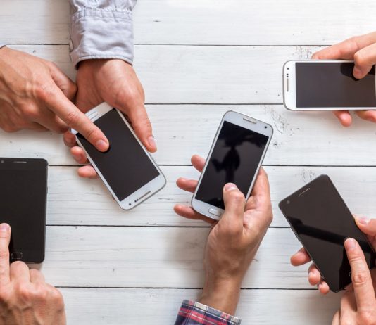 Los mensajes de texto remitidos a un teléfono móvil vulneran el derecho al honor, aunque no sean divulgados