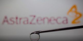 La UE mantiene por más después de que AstraZeneca ofreciera 8 millones de dosis COVID-19 adicionales El logotipo de AstraZeneca se refleja en una gota en una aguja de jeringa en esta ilustración tomada el 9 de noviembre de 2020. REUTERS/Dado Ruvic/Illustration