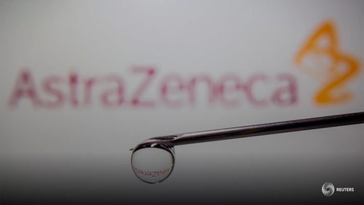 El logotipo de AstraZeneca se refleja en una gota en una aguja de jeringa en esta ilustración tomada el 9 de noviembre de 2020. REUTERS/Dado Ruvic/Illustration