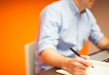 Cómo encontrar clientes online si eres un abogado Abogado trabajando