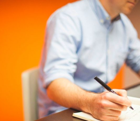 Cómo encontrar clientes online si eres un abogado Abogado trabajando