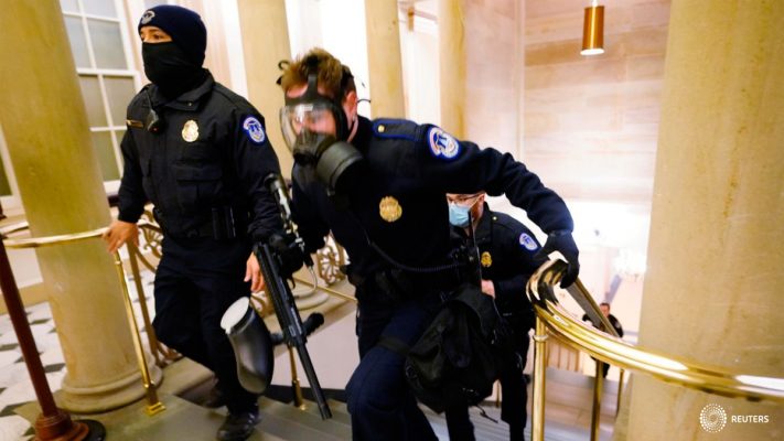 Policías del Capitolio toman posiciones en el edificio tras el ingreso de manifestantes al lugar. 6 de enero de 2021. Kevin Dietsch/Pool vía REUTERS