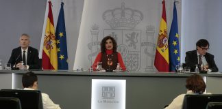 Aprobado el reglamento de desarrollo de la Ley Auditoría de Cuentas, y la reforma del Plan General de Contabilidad La ministra de Hacienda y portavoz del Gobierno, María Jesús Montero, el ministro del Interior, Fernando Grande-Marlaska, y el ministro de Sanidad, Salvador Illa, al comienzo de la rueda de prensa posterior al Consejo de Ministros.