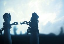 El BOE publica el indulto a ‘Las Seis de la Suiza’, condenadas tras una protesta laboral en una pastelería de Gijón Brazos con la cadena rota