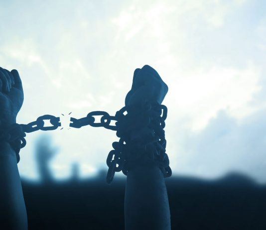 El BOE publica el indulto a ‘Las Seis de la Suiza’, condenadas tras una protesta laboral en una pastelería de Gijón Brazos con la cadena rota