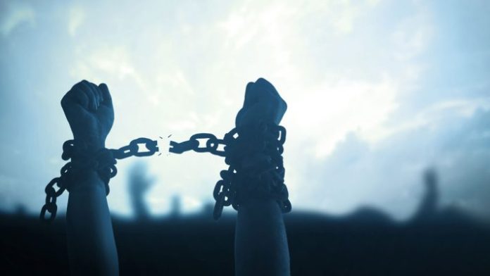 Brazos con la cadena rota