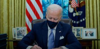 Biden revierte las políticas de Trump en la pared, el clima, la salud y los musulmanes El presidente de los Estados Unidos Joe Biden firma órdenes ejecutivas en el Despacho Oval de la Casa Blanca en Washington, después de su toma de posesión como el 46o Presidente de los Estados Unidos, Estados Unidos, el 20 de enero de 2021. REUTERS/Tom Brenner