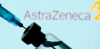 La UE exige que AstraZeneca rompa el estancamiento de las vacunas FOTO DE ARCHIVO: Un vial y un sryinge se ven frente a un logotipo de AstraZeneca mostrado en esta ilustración tomada el 11 de enero de 2021. REUTERS/Dado Ruvic/Illustration