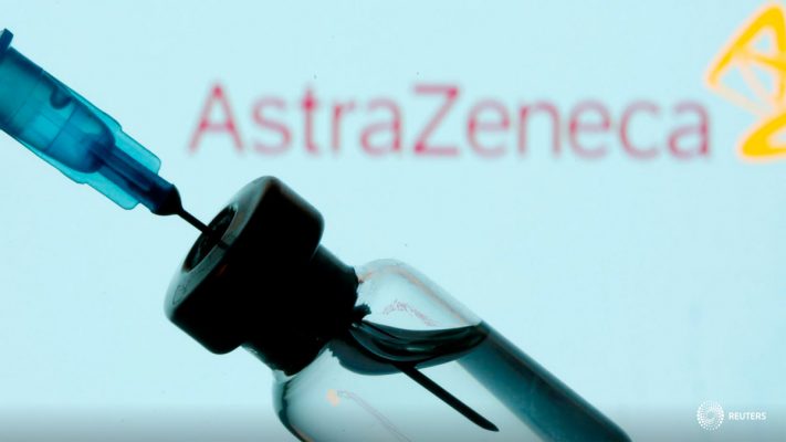 FOTO DE ARCHIVO: Un vial y un sryinge se ven frente a un logotipo de AstraZeneca mostrado en esta ilustración tomada el 11 de enero de 2021. REUTERS/Dado Ruvic/Illustration