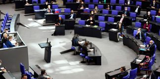 Hombre alemán acusado de dar planes de piso del Bundestag a la inteligencia rusa German Health Minister Jens Spahn answers questions on the spread of the coronavirus disease (COVID-19) during a plenum session at the lower house of parliament, the Bundestag, in Berlin, Germany, February 24, 2021. REUTERS/Annegret Hilse