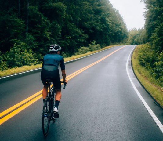 Nueva normativa de adelantamientos a ciclistas de la DGT Ciclista