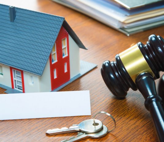 Prohibido desahuciar: suspensión desahucios y lanzamientos durante el estado de alarma Casita, llaves y mazo