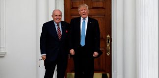 Trump y Giuliani acusados en una demanda de conspirar para incitar disturbios en el Capitolio El presidente electo de Estados Unidos, Donald Trump, se presenta con el ex alcalde de la ciudad de Nueva York Rudolph Giuliani antes de su reunión en el Trump National Golf Club en Bedminster, Nueva Jersey, Estados Unidos, el 20 de noviembre de 2016. REUTERS/Mike Segar