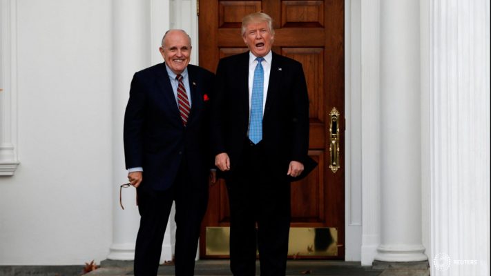 El presidente electo de Estados Unidos, Donald Trump, se presenta con el ex alcalde de la ciudad de Nueva York Rudolph Giuliani antes de su reunión en el Trump National Golf Club en Bedminster, Nueva Jersey, Estados Unidos, el 20 de noviembre de 2016. REUTERS/Mike Segar