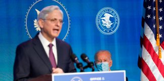 Demócratas del Senado buscan audiencia de febrero para el candidato del fiscal general Garland El presidente electo de los Estados Unidos, Joe Biden, escucha como el juez Merrick Garland, candidato de Biden para ser Fiscal General de los Estados Unidos, habla durante una conferencia de prensa para anunciar a los nominados del Departamento de Justicia en la sede de transición en Wilmington, Delaware, EE. UU., el 7 de enero de 2021. REUTERS/Kevin Lamarque