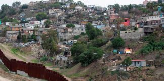 Biden se mueve para revertir las políticas de inmigración de Trump, demasiado lentamente para algunos