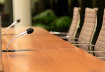 ¿Somos buenos oradores los abogados españoles? Mesa con micrófonos