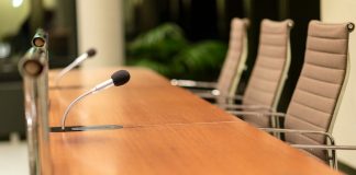 ¿Somos buenos oradores los abogados españoles? Mesa con micrófonos