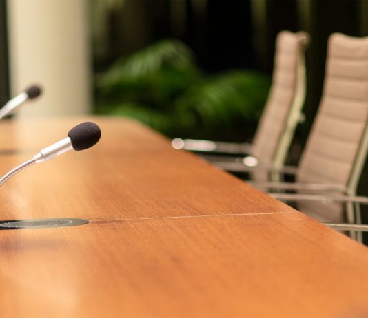 ¿Somos buenos oradores los abogados españoles? Mesa con micrófonos