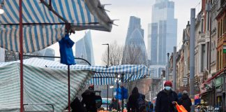 La economía del Reino Unido sufre una caída récord del 9,9% en 2020