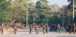 El ejército de Myanmar se apodera del poder y detiene al líder electo Aung San Suu Kyi Los soldados vigilan en un puesto de control militar de Myanmar camino al recinto del congreso en Naypyitaw, Myanmar, el 1 de febrero de 2021. REUTERS/Stringer