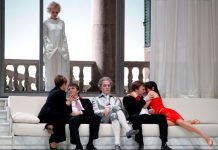 Un notario falso en una ópera que explica cómo tratar a las mujeres