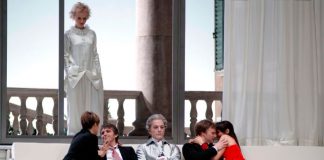 Un notario falso en una ópera que explica cómo tratar a las mujeres