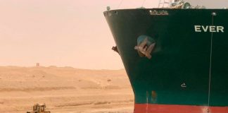El propietario del barco Des varado Suez, las aseguradoras se enfrentan a millones en reclamaciones Los trabajadores son vistos junto a un buque portacontenedores que fue golpeado por el fuerte viento y encalló en el Canal de Suez, Egipto, el 24 de marzo de 2021. Autoridad del Canal de Suez/Folleto vía REUTERS