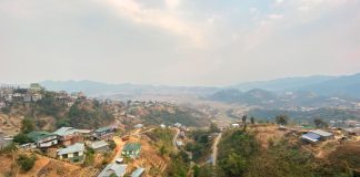 Exclusivo: «Dispara hasta que estén muertos» – Algunos policías de Myanmar dicen que huyeron a la India después de rechazar órdenes Una vista general muestra la ciudad de Champhai en el estado nororiental de Mizoram, en la India Frontera con Myanmar el 9 de marzo de 2021. REUTERS/Devjyot Ghoshal