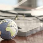El peaje fiscal del CO2: la norma comunitaria que traslada el negocio portuario del sur de Europa al Norte de África