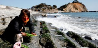 Diez años después, Japón llora a las víctimas del terremoto y el desastre de Fukushima Mariko Odawara coloca flores para llorar a las víctimas del terremoto y tsunami que mató a miles de personas y desencadenó el peor accidente nuclear desde Chernóbil, durante su décimo aniversario, en Iwaki, prefectura de Fukushima, Japón el 11 de marzo de 2021. REUTERS/Kim Kyung-Hoon