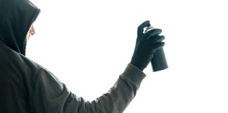 Condenados cuatro grafiteros al pago de multas por dañar una torre protegida del siglo XVI en Alicante Un grafitero