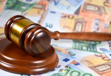 Freno a los honorarios excesivos y desproporcionados de la Abogacía del Estado Un mazo sobre billetes de euro