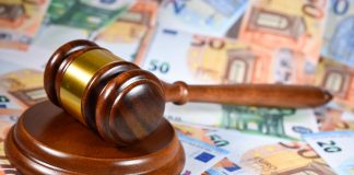 Freno a los honorarios excesivos y desproporcionados de la Abogacía del Estado Un mazo sobre billetes de euro