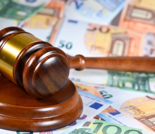 Freno a los honorarios excesivos y desproporcionados de la Abogacía del Estado Un mazo sobre billetes de euro