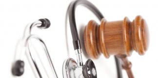 Se condena a una clínica por no avisar a la paciente de los riesgos al implantarle prótesis mamarias