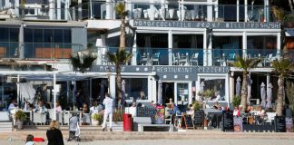 La reactivación de la Semana Santa de Mallorca enmascara una lenta y dolorosa recuperación del turismo español Los turistas se relajan y toman bebidas en los bares de terrazas de la playa de Paguera en Calviá, en la isla española de Mallorca, tras el elevado requisito de cuarentena de Berlín para los viajeros que regresan de las Islas Baleares, en medio de la pandemia de la enfermedad coronavirus (COVID-19), España 23 de marzo de 2021. REUTERS/Enrique Calvo