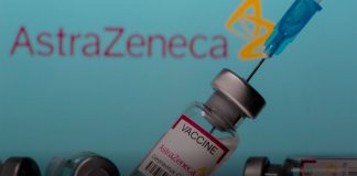 El TSJC considera accidente laboral el efecto de una vacuna defectuosa del Covid-19 en una maestra Viales etiquetados como "Vacuna contra el Coronavirus Astra Zeneca COVID-19" y una jeringa se ven frente a un logotipo de AstraZeneca, en esta foto de ilustración tomada el 14 de marzo de 2021. REUTERS/Dado Ruvic/Ilustración