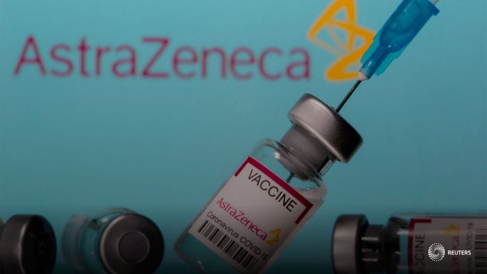 Viales etiquetados como "Vacuna contra el Coronavirus Astra Zeneca COVID-19" y una jeringa se ven frente a un logotipo de AstraZeneca, en esta foto de ilustración tomada el 14 de marzo de 2021. REUTERS/Dado Ruvic/Ilustración