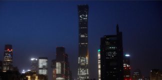 El PIB de China en el primer trimestre crece a un ritmo récord a medida que la recuperación se acelera Los edificios en el Distrito Central de Negocios (CBD) se ven iluminados durante la noche en Beijing, China el 15 de abril de 2021. REUTERS/Tingshu Wang