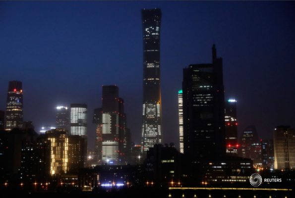 Los edificios en el Distrito Central de Negocios (CBD) se ven iluminados durante la noche en Beijing, China el 15 de abril de 2021. REUTERS/Tingshu Wang