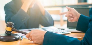 El acusado debe sentarse con su propio abogado para construir su defensa